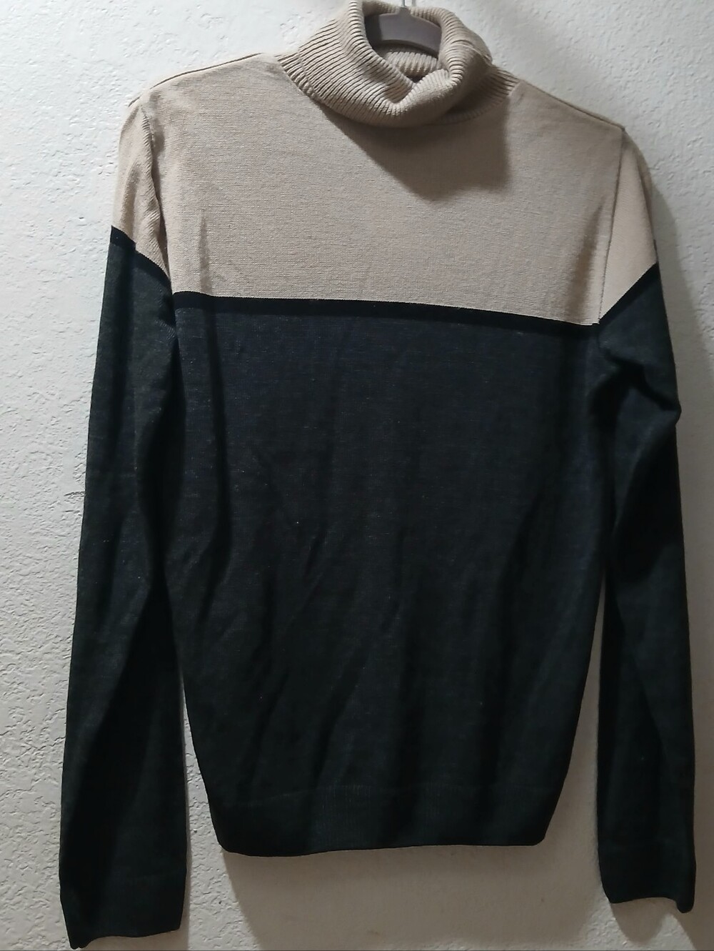 Man Boohoo Nwot M Two-Tone Turtleneck Sweater in Beige and Dark Gray